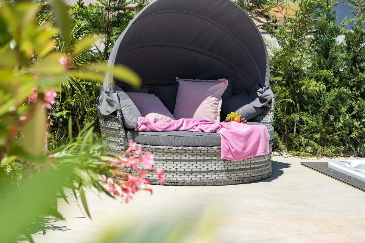 Villa Elena Deluxe mit Whirlpool und POOL am MEER Fažana