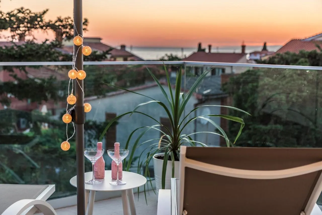 Villa Elena Deluxe mit Whirlpool und POOL am MEER Fažana