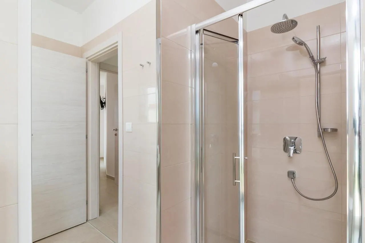 Villa Elena Deluxe mit Whirlpool und POOL am MEER Fažana Kroatien
