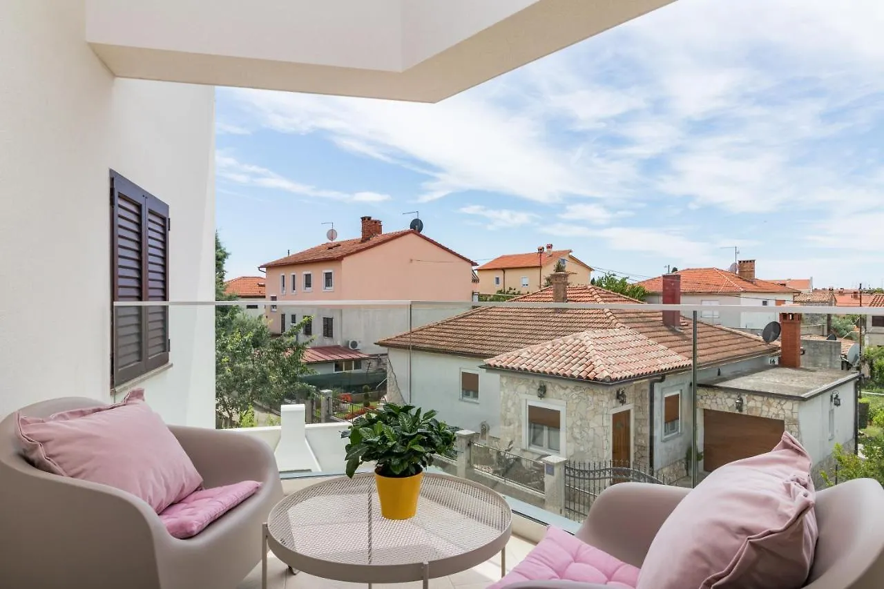 Villa Elena Deluxe mit Whirlpool und POOL am MEER Fažana