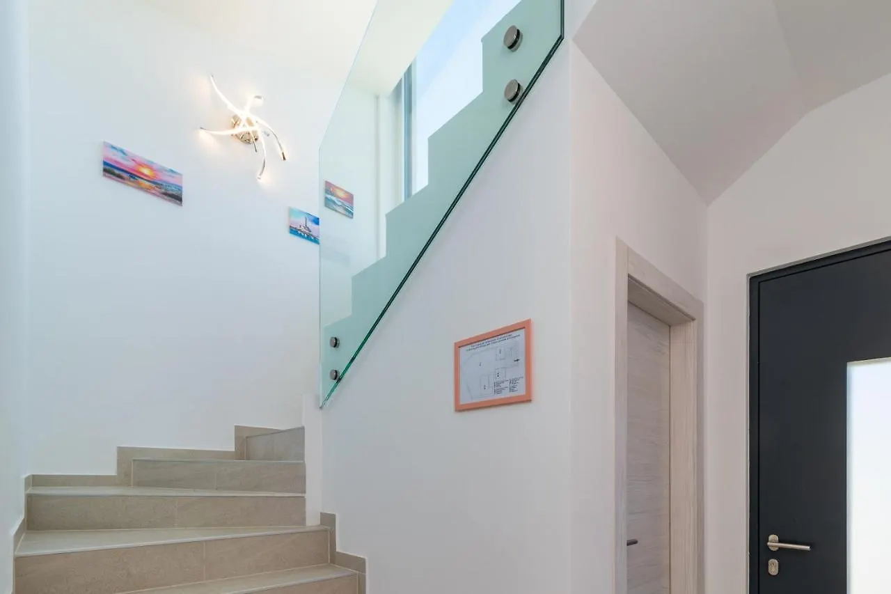 Villa Elena Deluxe mit Whirlpool und POOL am MEER Fažana