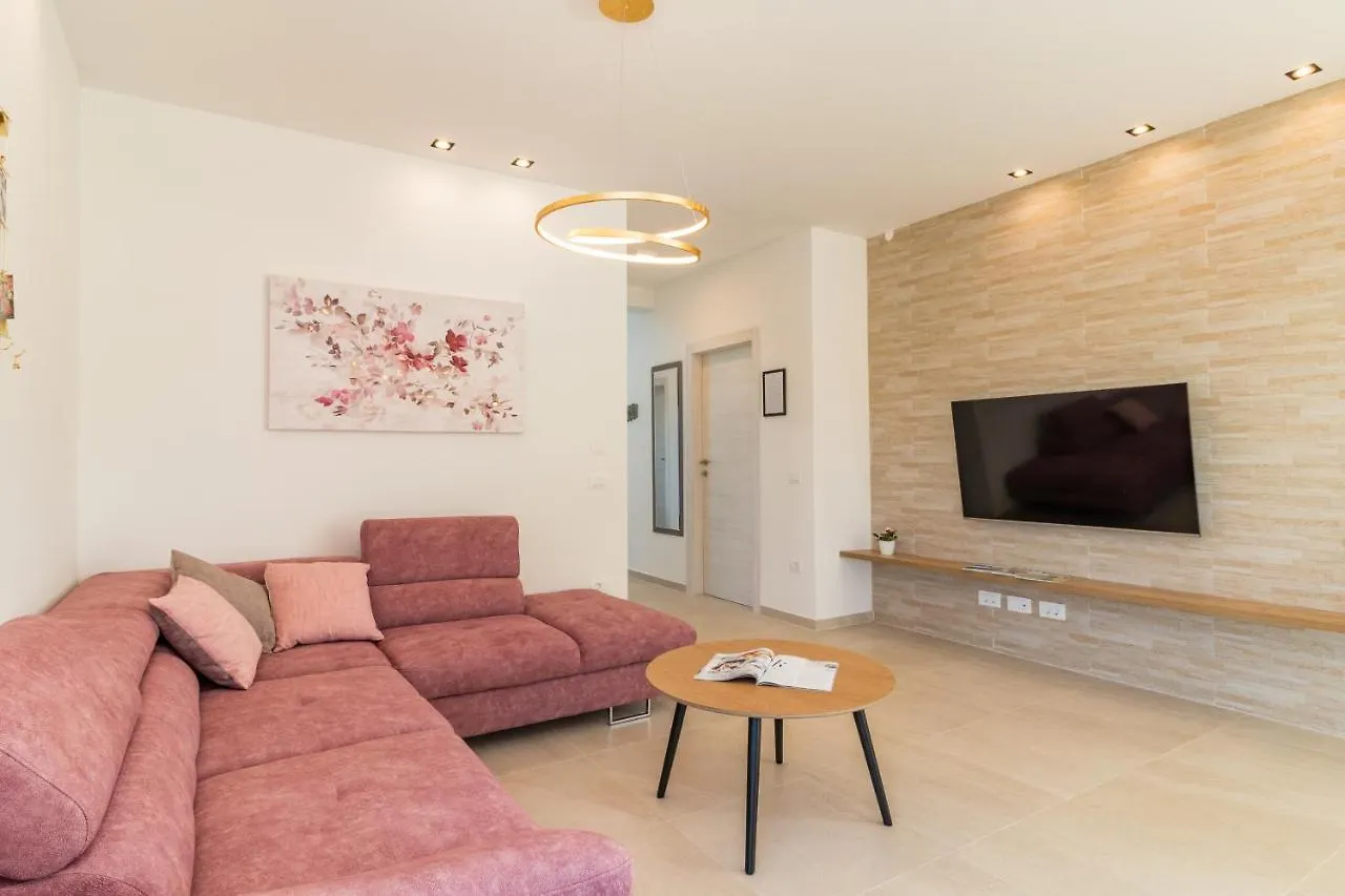 Villa Elena Deluxe mit Whirlpool und POOL am MEER Fažana