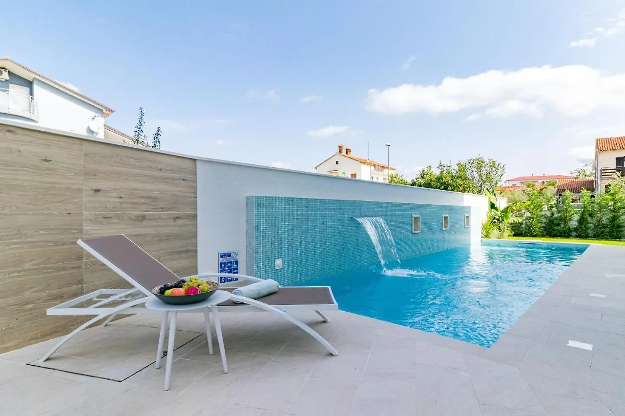 Villa Elena Deluxe mit Whirlpool und POOL am MEER Fažana