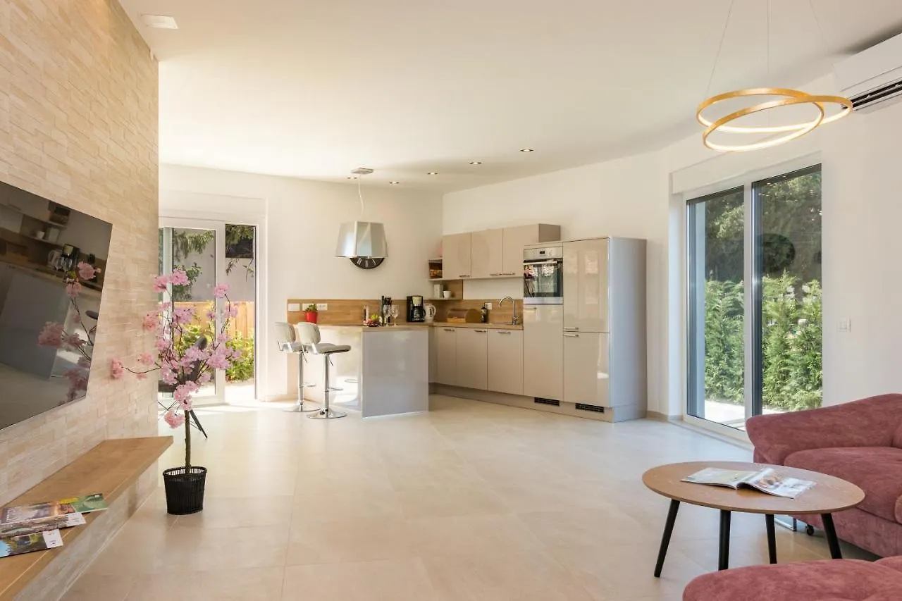 Villa Elena: Seaside Luxury with Whirlpool and Brijuni Islands View Fazana